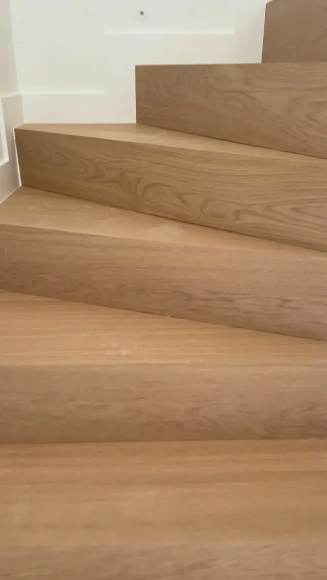 τοποθέτηση ξύλινης σκάλας